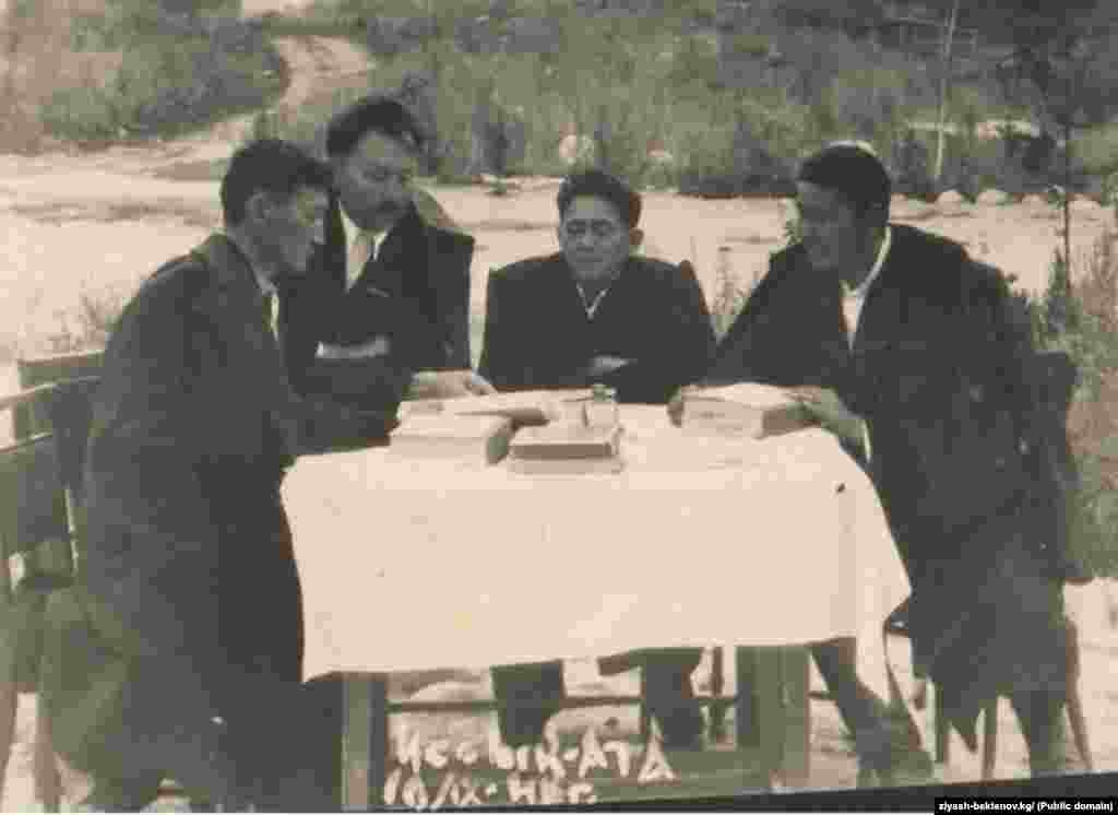 Зыяш Бектенов замандаштары менен.&nbsp;