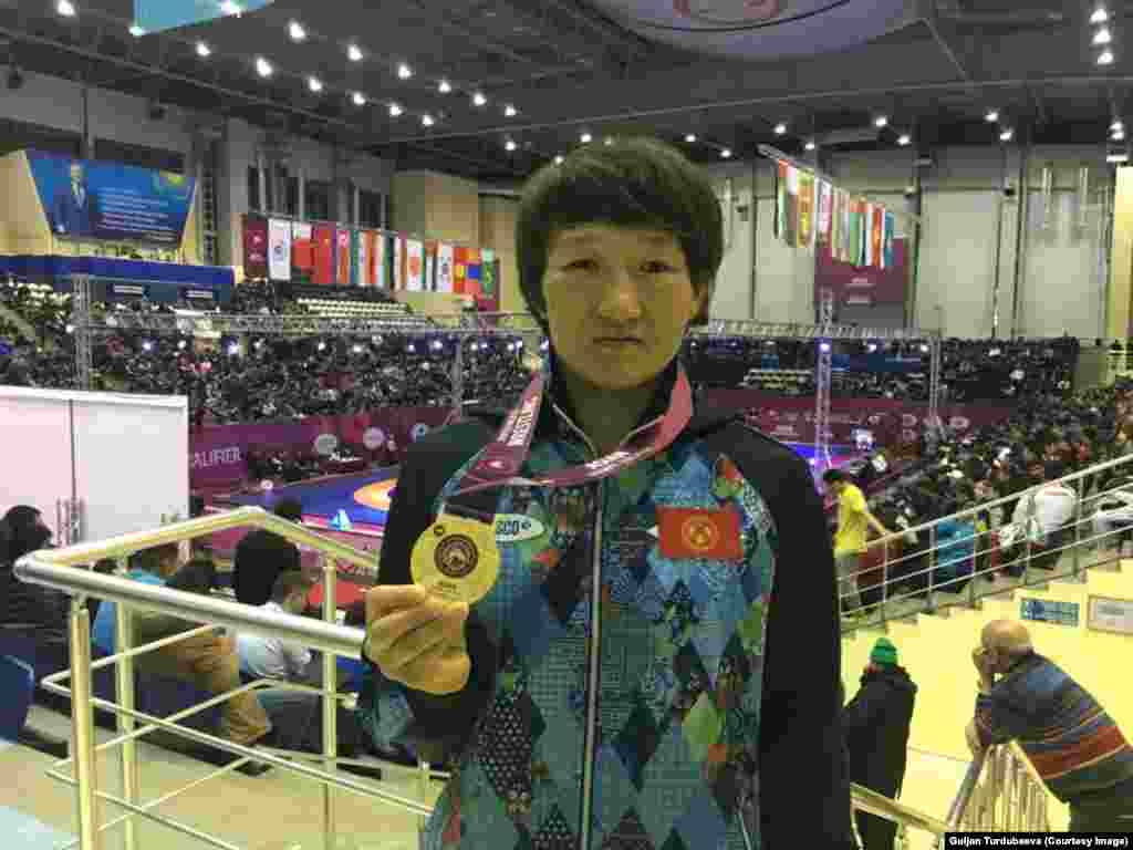 Айсулуу Тыныбекова үчүн жарым финалдык беттеш өтө оор болду. Ал 3:7 эсебинде түндүк кореялык Ин Сун Жонгго жеңилип жатканда атаандашын килемге таза басып жыгылды. Айсулуу жасаган ыкманы калыстар үч упайга баалап, таза жеңишти беришпей күрөш уланган. Бирок, калыстар чечимин кайрадан өзгөртүп, Айсулууга дагы бир упай берилип, 7:7 эсебинде жеңиш ыйгарылды. Натыйжада олимпиадага жолдомо берилди. Айсулуу Тыныбекова быйыл Азия чемпиону наамына ээ болгон.&nbsp;