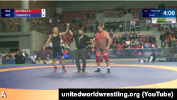 Чынарбек Изабеков жана Петер Фредерик Ду Преез  эркин күрөш боюнча ардагерлер арасындагы дүйнө чемпионатында. 9-октябрь, 2016-ж. Валбжих, Польша.