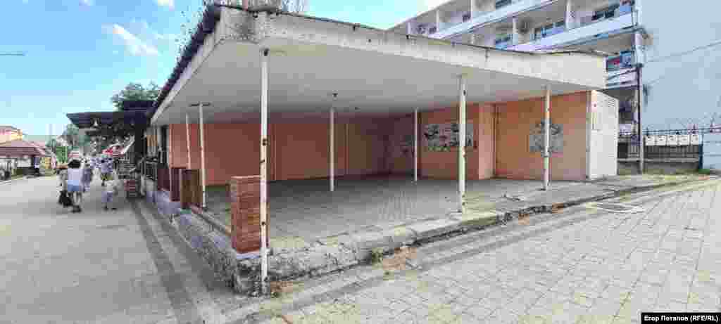 Наявність занедбаних комерційних майданчиків навіть у центрі Феодосії свідчить, що бізнес тут переживає не найкращі часи