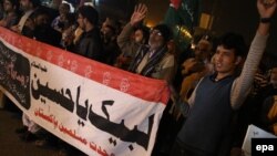 Базардагы жардыруудан кийинки пакистандык шийиттердин каршылык акциясы.  