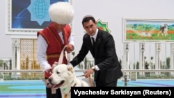 Сердар Бердымухамедов Түркмөнстандагы Ахалтеке аттарына жана Алабай иттерине арналган иш-чара учурунда. 25-апрель, 2021-жыл.