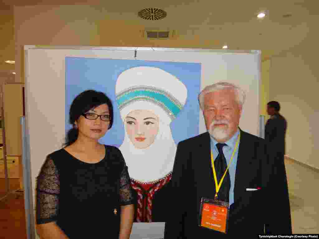 Новосибирск мамлекеттик университетинин археология жана этнография кафедрасынын жетекчиси Юлий Худяков менен илимий жыйындын катышуучусу көргөзмөдө