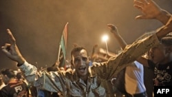 Бенгазиде он миңдеген эле козголоңчулар Триполини ээлешкенин майрамдап жатат, 21-август, 2011