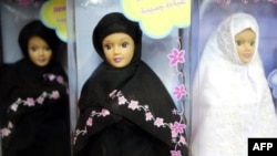 Созданная почти пятьдесят лет назад кукла Барби прививает иранским детям враждебные ценности