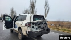 Пошкоджений ударом безпілотника броньований автомобіль моніторингової місії МАГАТЕ на ЗАЕС