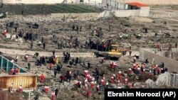 Рятувальники обшукують місце події, де Boeing 737 авіакомпанії «Міжнародні авіалінії України» зазнав аварії. Шахріарі, Іран, 8 січня 2020 року