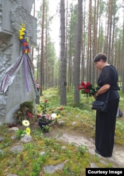 Цветы в память об убитых в Сандармохе