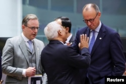 Прем'єр Бельгії Барт де Вевер, президент Євроради Антоніу Кошта та канцлер Німеччини Фрідріх Мерц спілкуються під час саміту лідерів ЄС в Брюсселі, Бельгія, 23 жовтня 2025 року