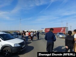 Орусиянын Оренбург облусу менен Казакстандын Актөбө облусунун чек арасындагы адамдар жана унаалар. 2022-жыл, 22-сентябрь.