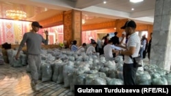 Спорт сарайында чогултулуп жаткан жардам. Бишкек. 18-сентябрь, 2022-жыл.