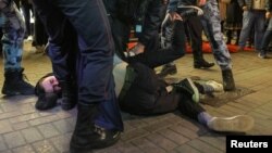 Ռուսաստան - Ոստիկանները բերման են ենթարկում զորահավաքի դեմ բողոքող ցուցարարներին, 21-ը սեպտեմբերի, 2022թ.