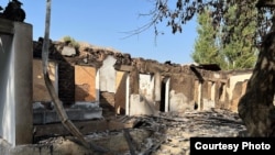 Куралдуу кол салууда талкаланып, өрттөлгөн үй. Миң-Өрүк айылы, Баткен району. 19-сентябрь, 2022-жыл.