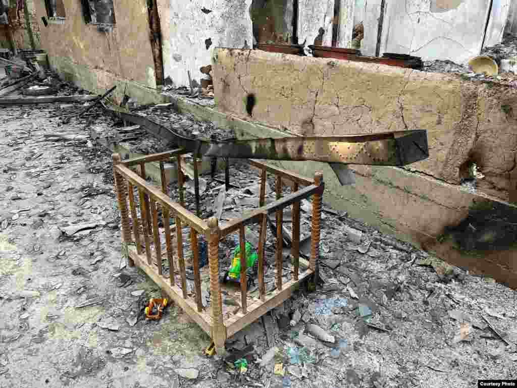 Шариптин баласынын бешиги өрттөн кийин. Баткен. Миң-Өрүк айылы.