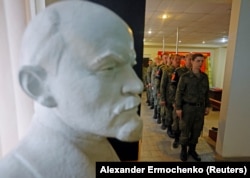 Участники вооруженного формирования «ЛНР» в очереди на псевдореферендум в Луганске