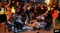 Ոստիկանները բռնությամբ բերման են ենթարկվում բողոքի ցույցի մասնակիցներին։ Մոսկվա, 21-ը սեպտեմբերի, 2022