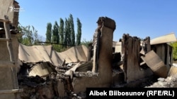 Чек арадагы кол салууда талкаланган үй,  Ак-Сай, Баткен. 17-сентябрь, 2022-жыл. 