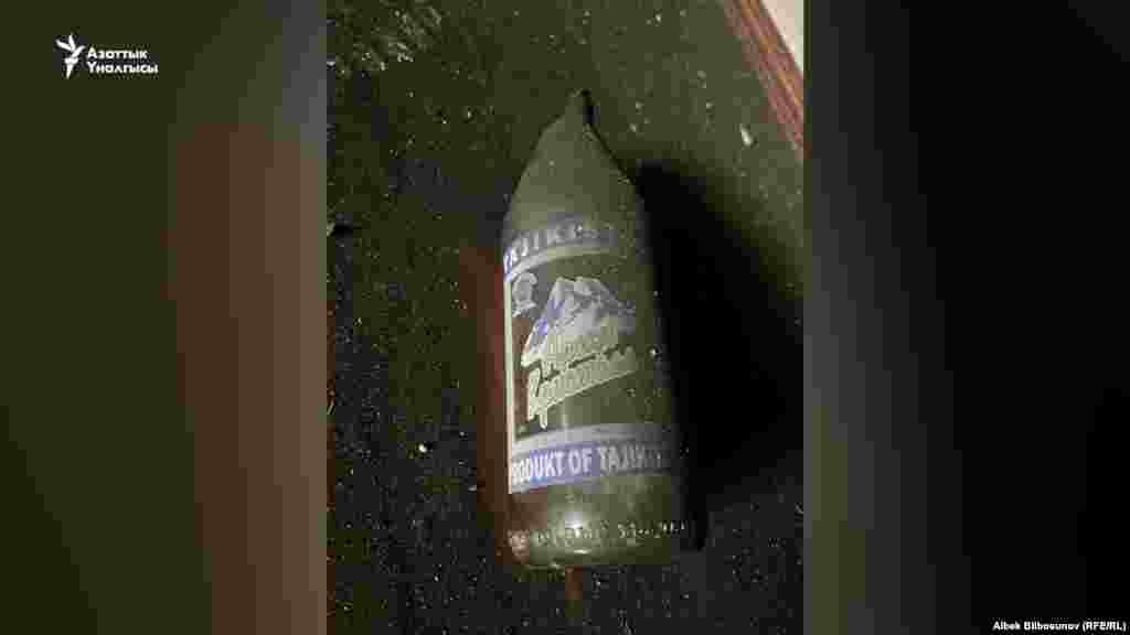 Колдо жасалган жардыргыч каражаттын сүрөтү Ак-Сайдагы өрттөнгөн имараттарынын биринен тартылган.