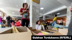 Бишкек шаарындагы Кожомкул атындагы спорт сарайында гуманитардык жардам чогултуу боюнча Республикалык штаб түзүлгөн. 18-сентябрь, 2022-жыл.