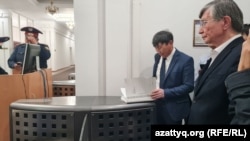 Оппозиционный политик Жасарал Куанышалин (справа),  марафонец Марат Жыланбаев (второй справа). Астана, 22 сентября 2022  года