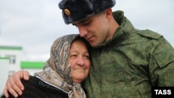 Грозный. Мать и сын в военном комиссариате Чечни перед отправкой новобранцев осеннего призыва к месту службы (иллюстративное фото)
