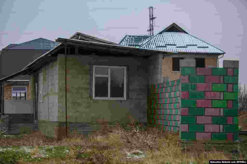 Үйдөн мурда көзгө урунган кооз коргон.&nbsp;