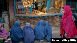 آرشیف، شماری از زنان منتظر دریافت نان در مقابل یک نانوایی در کابل