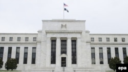 Федеральный резерв ослабляет доллар, укрепляя евро и рубль