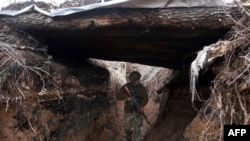 Ուկրաինացի զինծառայողը Դոնեցկի շրջանի Ավդեևկա գյուղից ոչ հեռու գտնվող հենակետում, 5 ապրիլի, 2021թ.
