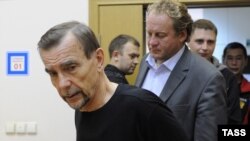 Лев Пономарев в здании суда