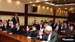 Совет старейшин Еревана голосует по вопросу назначения даты выборов мэра столицы. Ереван, 113 декабря 2010 г.  