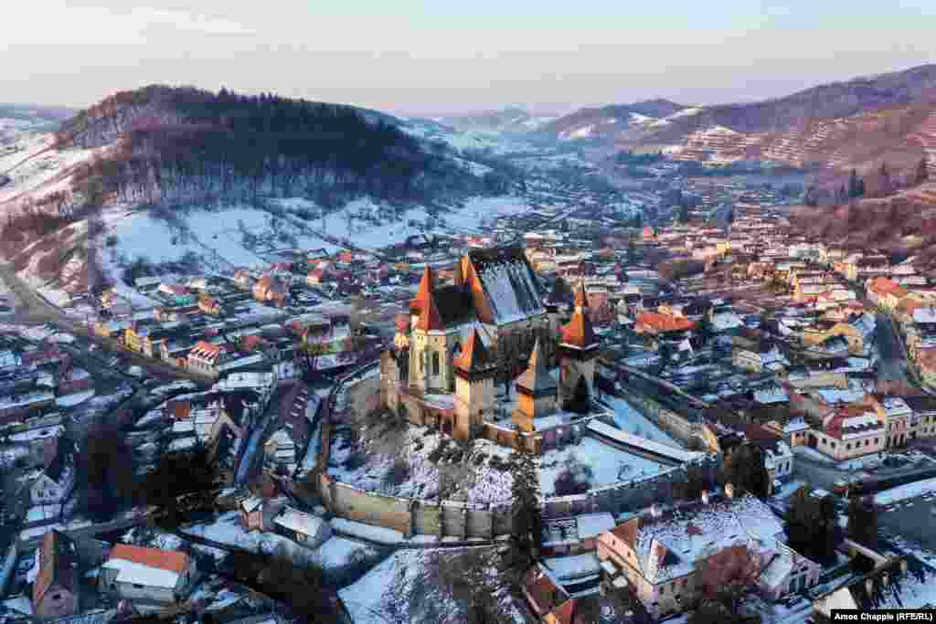 Вид на заснеженное село Биертан в Румынии. 20 февраля 2019 года. Больше фото из серии Румыния сверху&nbsp;по ссылке. (Amos Chapple, RFE/RL)