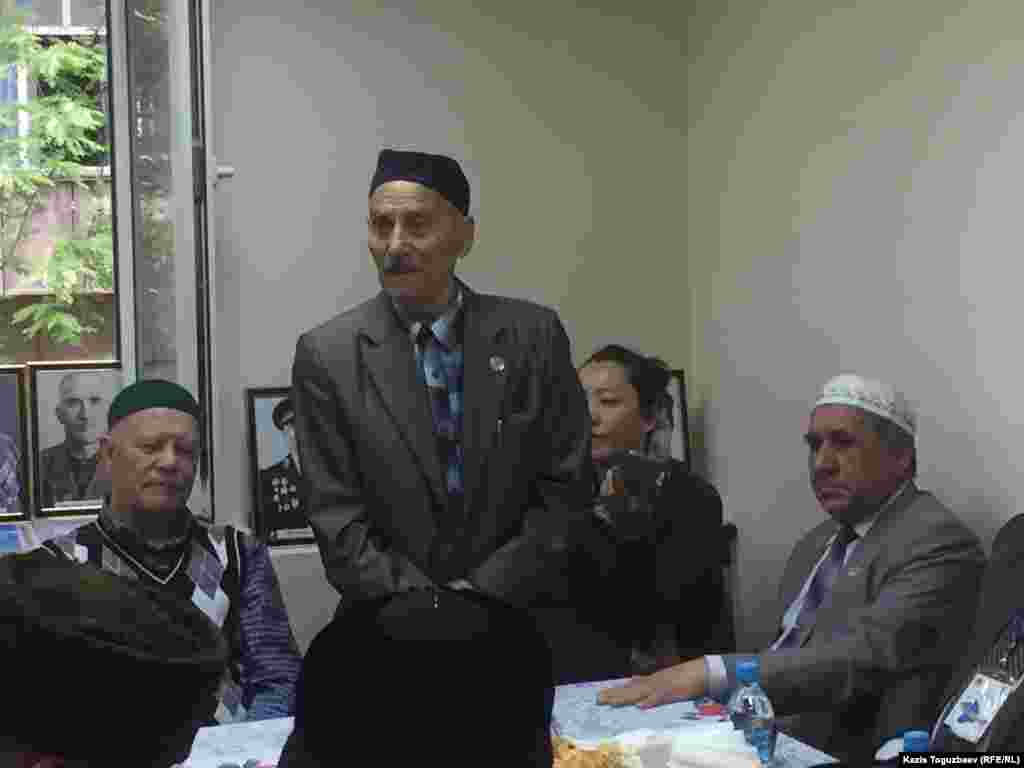 Якуб Эминов, в 13-летнем возрасте депортированный из Крыма, делится своими воспоминаниями с участниками встречи.&nbsp;