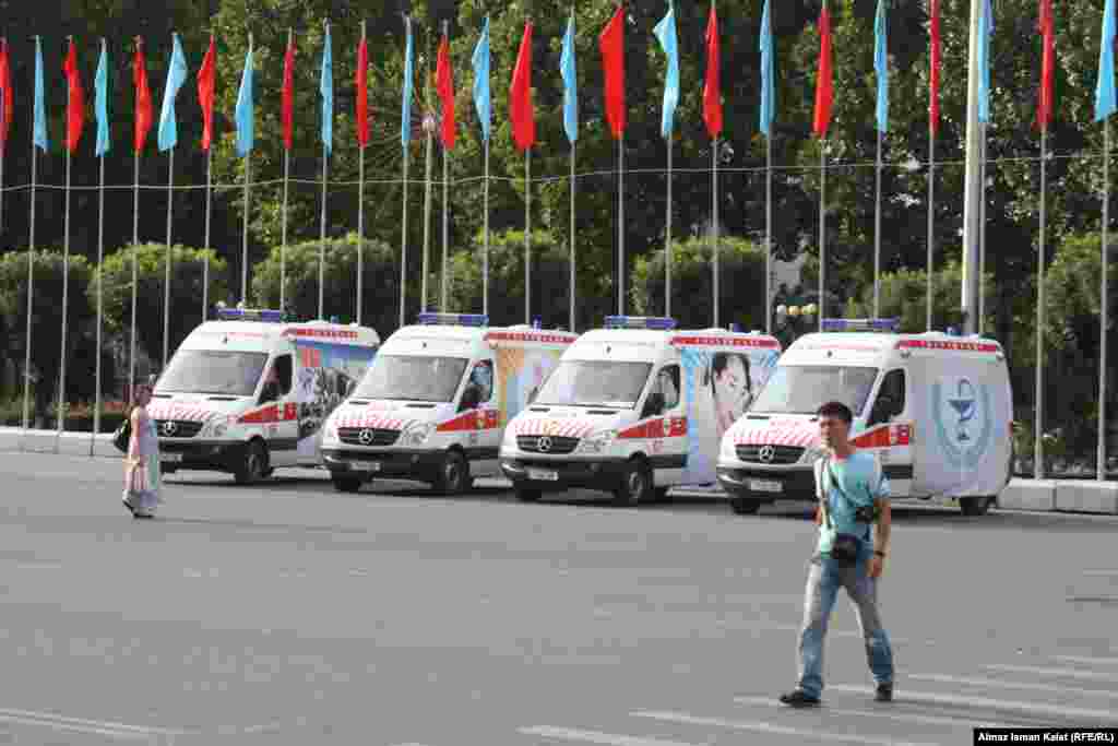 В дни репетиций на площади дежурят бригады скорой помощи. 