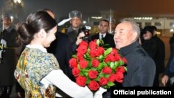 На распространенном официальными СМИ Узбекистана фото – бывший президент Казахстана Нурсултан Назарбаев по прибытии в аэропорт Ташкента, 28 ноября 2019 года. 