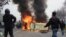 Иранда президент Ахмадинежадга каршы митинг өткөргөн оппозиция тарапкерлери полициянын машинесине өрт коюшту. 27-декабрь, 2009-ж. 