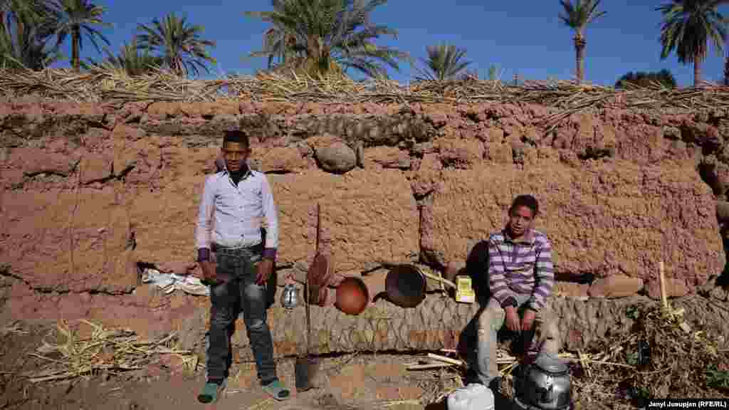 Рашид &ndash; младший сын Мусташа (слева) с двоюродным братом. Рашид тоже играет на национальном инструменте, в школе, которую оплачивает отец, он учится на отлично. Мальчики в этой местности помогают готовить еду, моют посуду, очень улыбчивы и умеют внимательно слушать. Образование в Марокко бесплатное и обязательное только в начальной школе. Поэтому страна все еще не может похвалиться всеобщей грамотностью. Но 72% совсем не плохой показатель в Африке, особенно если принять во внимание улучшение показателей из года в год.