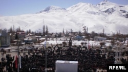 Премьер-министр Данияр Үсөнов менен жолугушууга чогулган эл, Нарын, 2010-жылдын 29-марты.