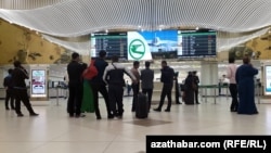 Aşgabadyň Halkara aeroportundan daşary ýurda goýberilmedik türkmenistanly ýolagçylar. Aşgabat ş, 2018-nji ýylyň maýy