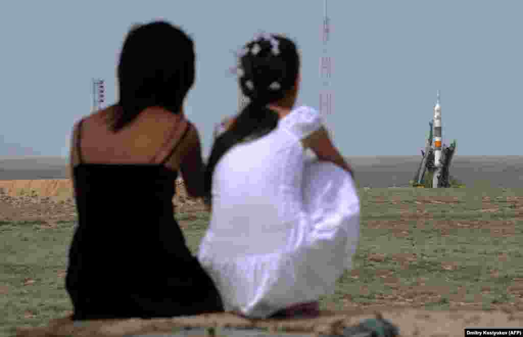 Казахски момичета наблюдават подготовката на &quot;Союз&quot; за излитане през 2009 г. Работата по руския космодрум &quot;Восточни&quot; продължава, SpaceX започна превозването на астронавти от САЩ до МКС на 30 май. Така казахстанската установка и хората, които се грижат за нея, вероятно ще останат в историята. &nbsp;