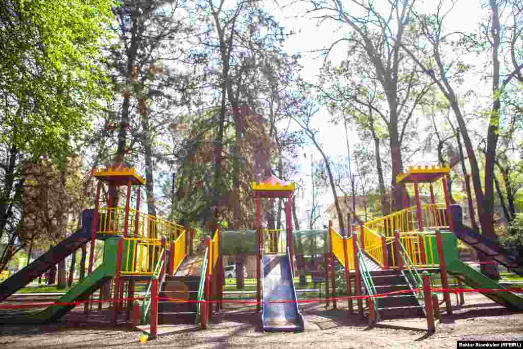 Адатта бул учурда оюн-зоок жайлары балдарга жык-жыйма толчу.