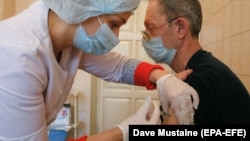 Місцевий мешканець прищеплюється російською вакциною від COVID-19 «Спутнік V». Окупований Донецьк, 3 лютого 2021 року