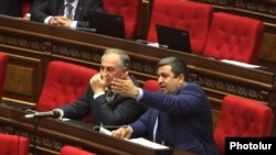 Առաքել Մովսիսյանը (աջ) Ազգային ժողովում