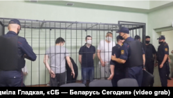 Беларус.  Алты блогер менен бир саясатчыга каршы жүргөн сот  жараяны.  Гомелдеги тергөө абагы. 24-июнь, 2021-жыл