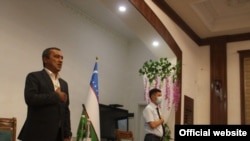 Andijon viloyati Xo‘jaobod tuman hokimi Otabek Rasulov(chapda) deputatlar tomonidan jiddiy qonunbuzarliklarda ayblanmoqda.