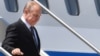 Президент России Владимир Путин сходит с трапа самолета