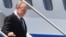 Президент России Владимир Путин сходит с трапа самолета