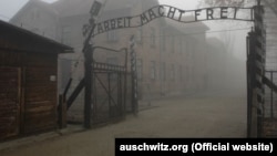 Аушвиц (Освенцим)  концлагерінің қақпасы.