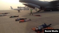 Українці сплять на злітній смузі в аеропорту Делі, поки екіпаж ремонтує літак (Фото зі сторінки Facebook Євгена Жданова) 