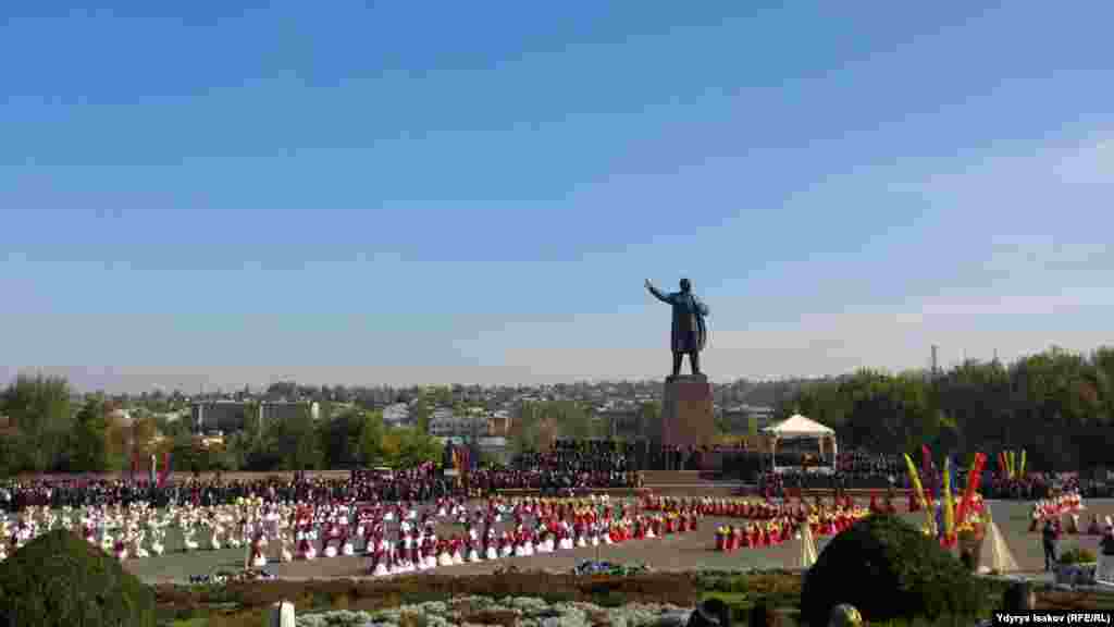 Борбордук аянтта Оштун азыркы күнгө чейинки тарыхы көрсөтүлдү.